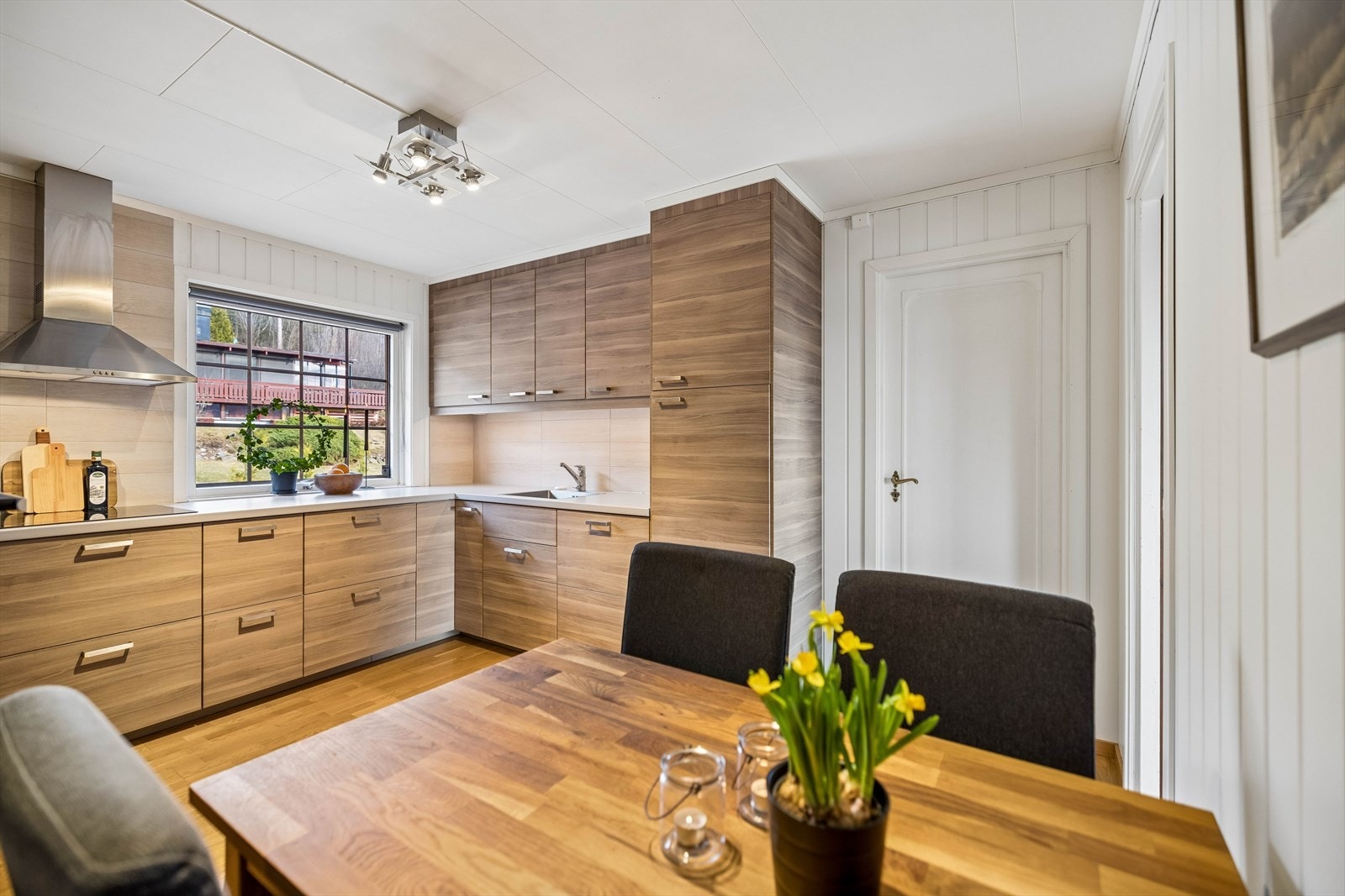 Innredningen har slette fronter og rikelig med lagringsplass i over- og underskap. Galleribilde