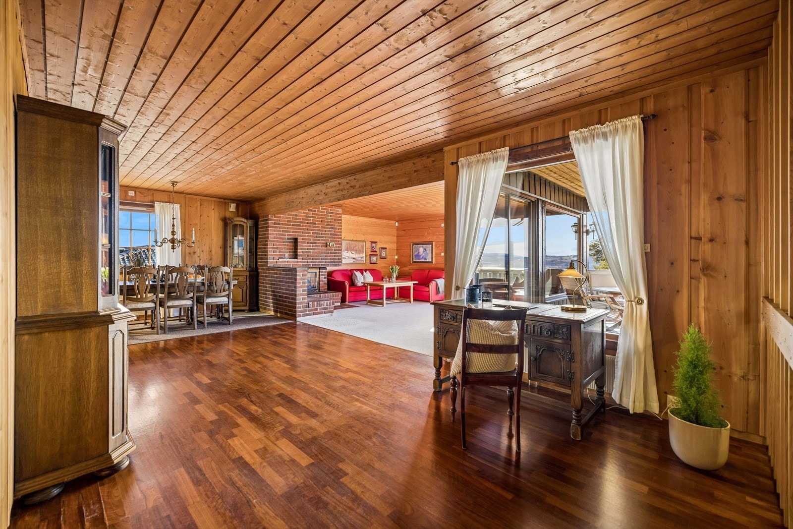 Hovedetasjen har arealeffektiv planløsning med et bruksareal på 139 m². Galleribilde