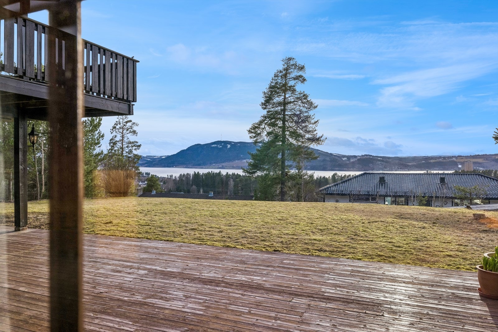 Hagen ligger i forlengelse av markterrassen, og er et flott sted for lek, spill og aktivitet. Galleribilde