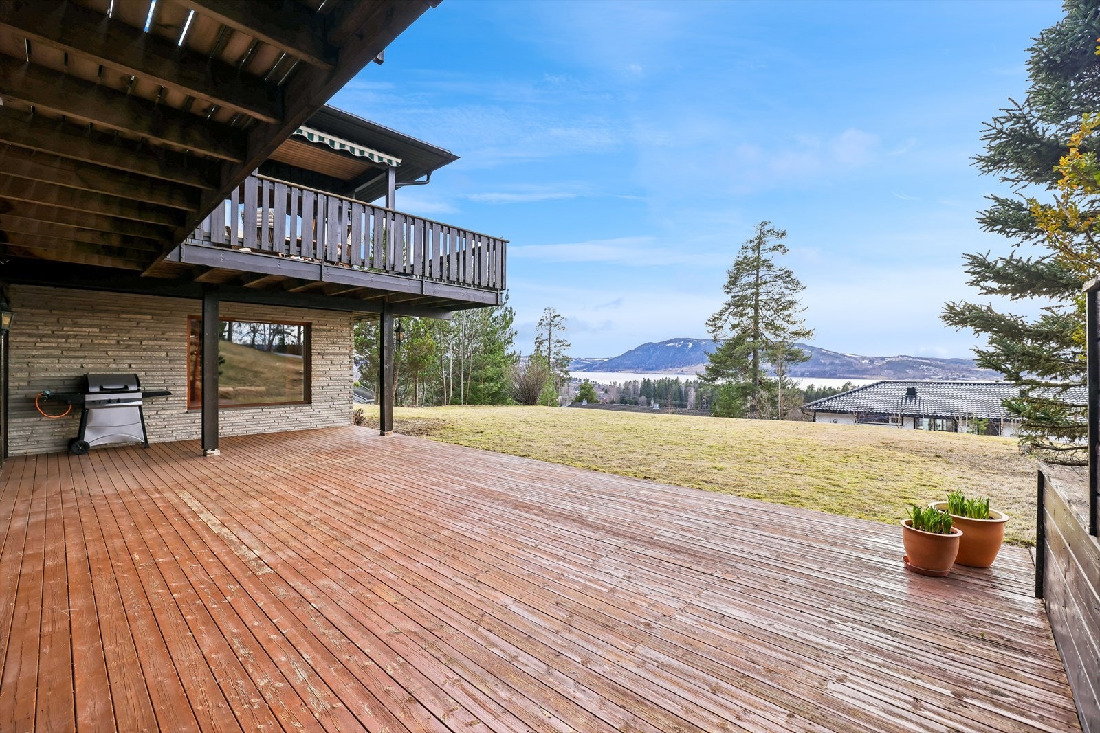 Uteplassen på nedre plan gir direkte tilgang til hagen. Galleribilde