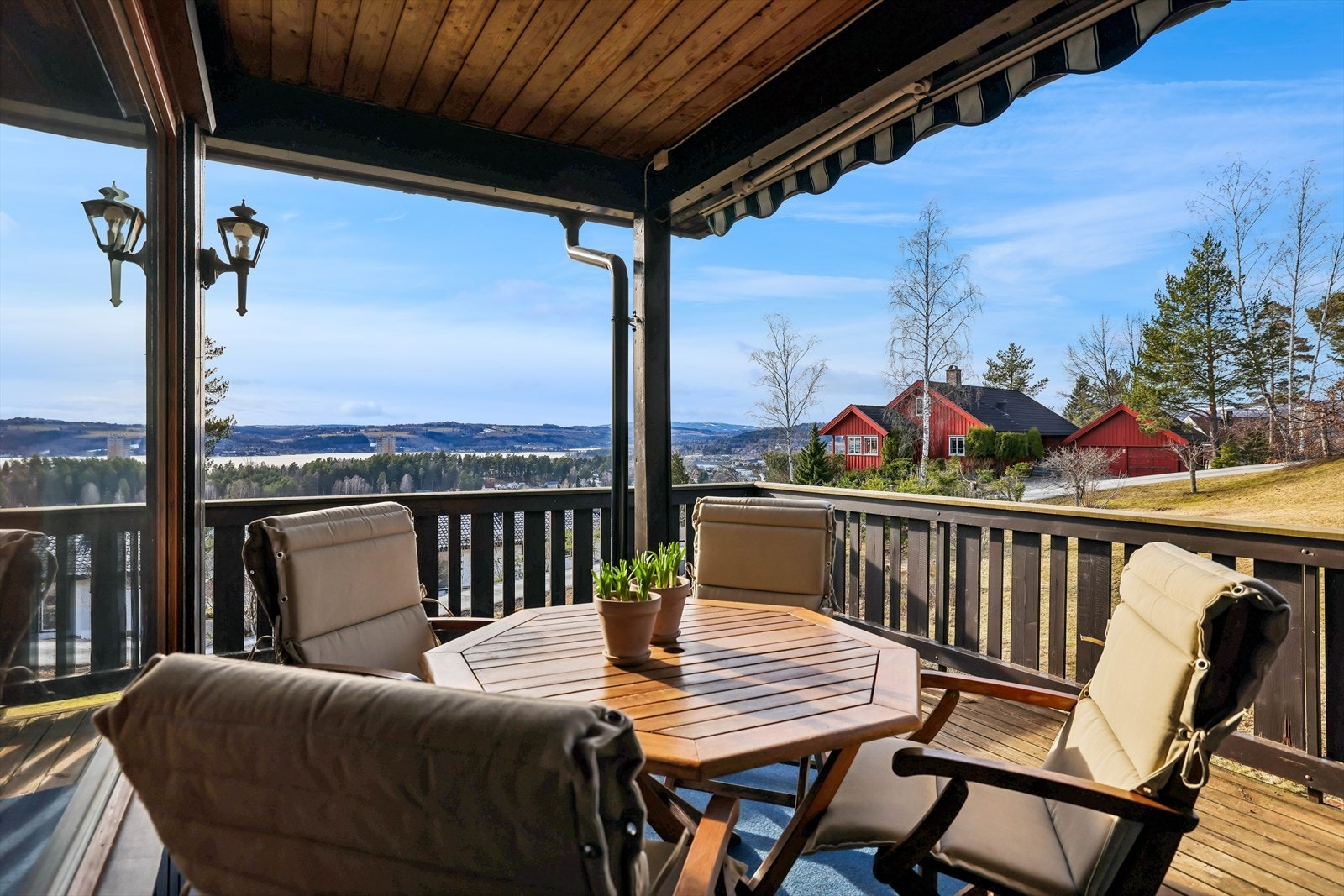 Utsikten er en av eiendommens fremste kvaliteter. Galleribilde