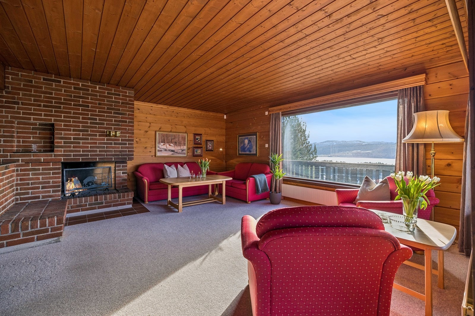 Oppvarming i boligen skjer via vannbårne radiatorer, elektrisitet og vedfyring. Galleribilde