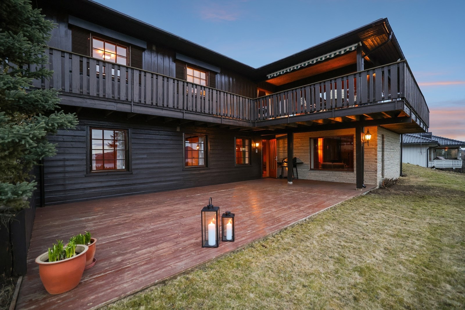 Boligen har store uteplasser fordelt over to plan, med et samlet terrasseareal på 87 m². Galleribilde