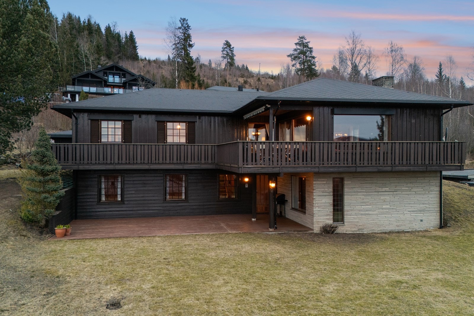 En høytliggende enebolig fra 1975 med flott utsikt over Brumunddal og Mjøsa. Galleribilde