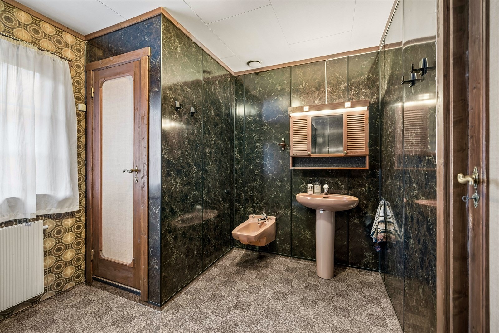 Badet i hovedetasjen har vegger med respatex-plater, belegg på gulv og opplegg for badekar. Galleribilde