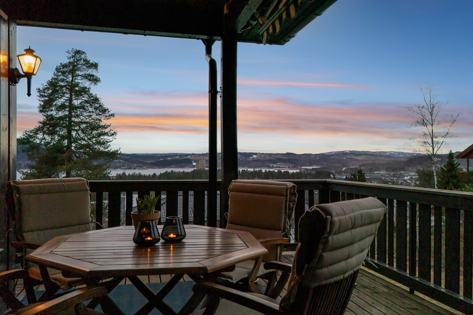 Boligen har flott beliggenhet på stor og solrik tomt med nydelig panoramautsikt over Brumunddal og Mjøsa! Galleribilde