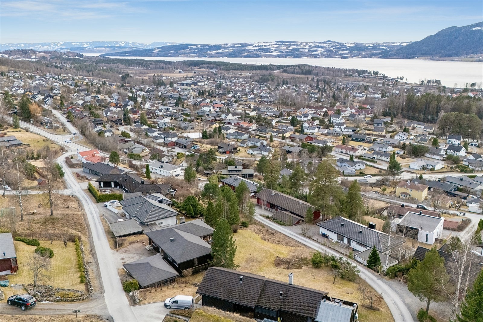 For pendlere ligger Brumunddal stasjon noen minutter unna med bil, med tog til Gardermoen på litt over en time. Galleribilde