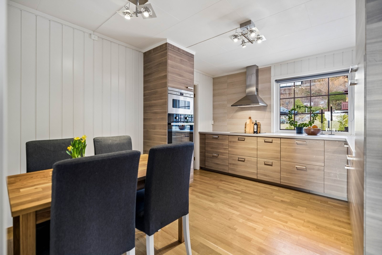 Kjøkkenet ble fornyet rundt 2015 med en moderne innredning fra Ikea og har god plass til spisebord. Galleribilde