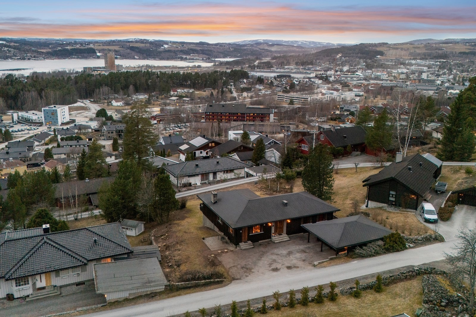 Fra eiendommen er det kort vei til Brumunddal sentrum, med landemerker som Mjøstårnet i horisonten. Galleribilde