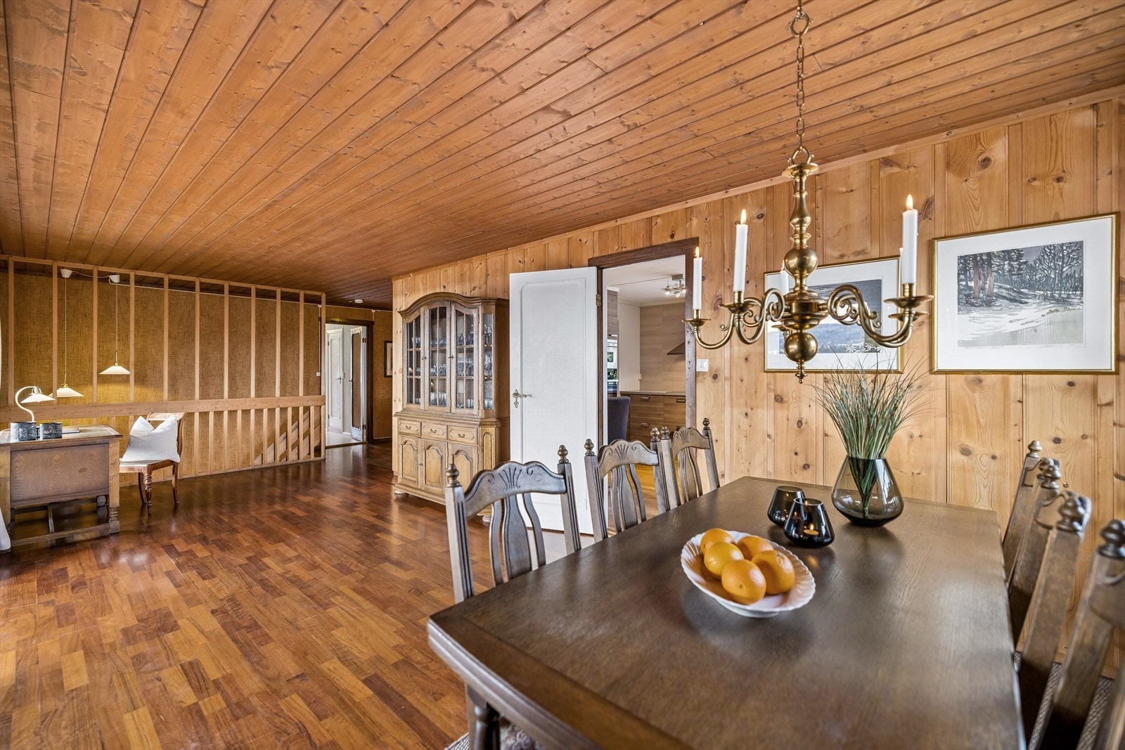 Spisestuen ligger i åpen forbindelse med stuen og har kort vei til kjøkkenet. Galleribilde