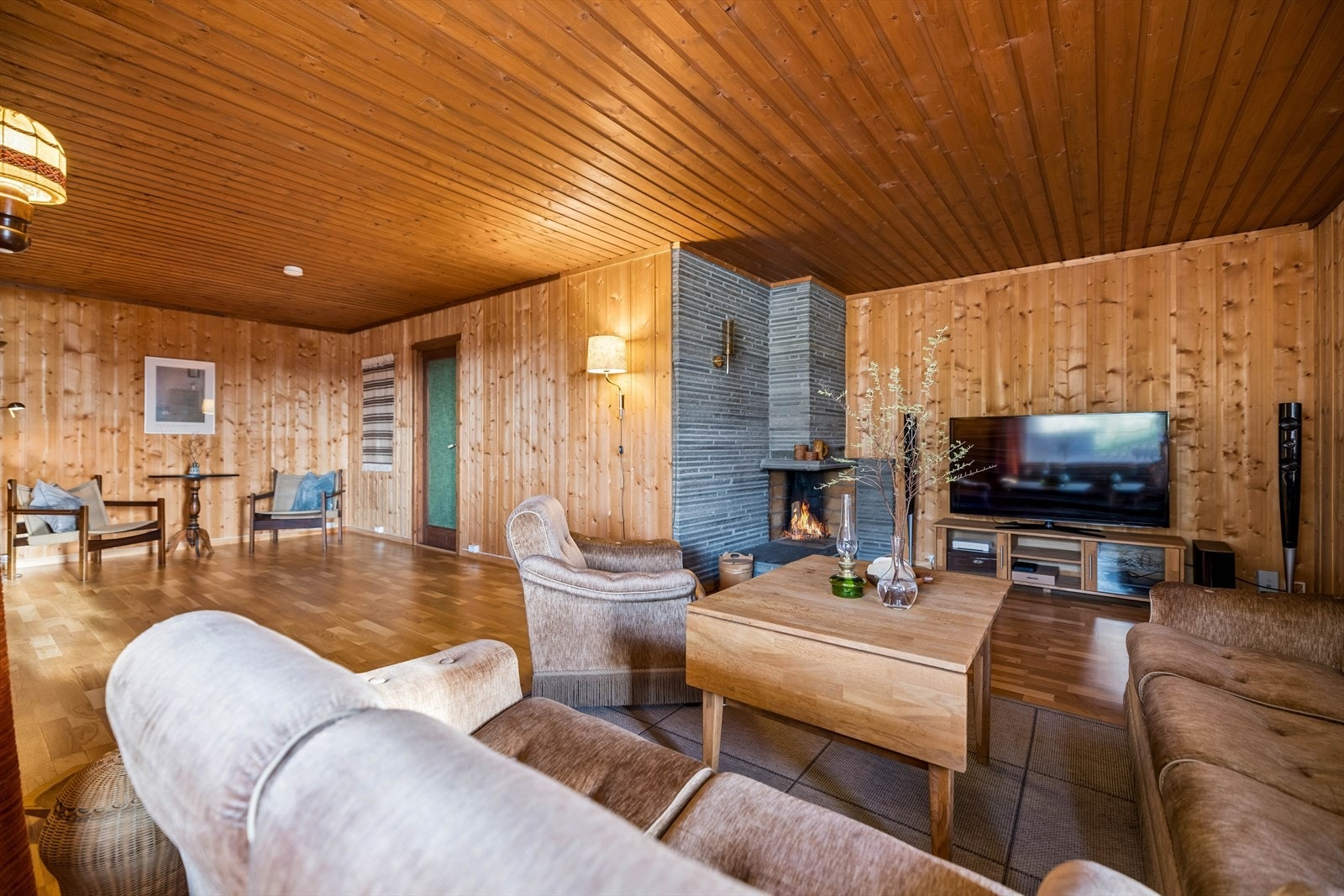 Kjellerstuen har en åpen peis med omramming av murt skifer. Galleribilde