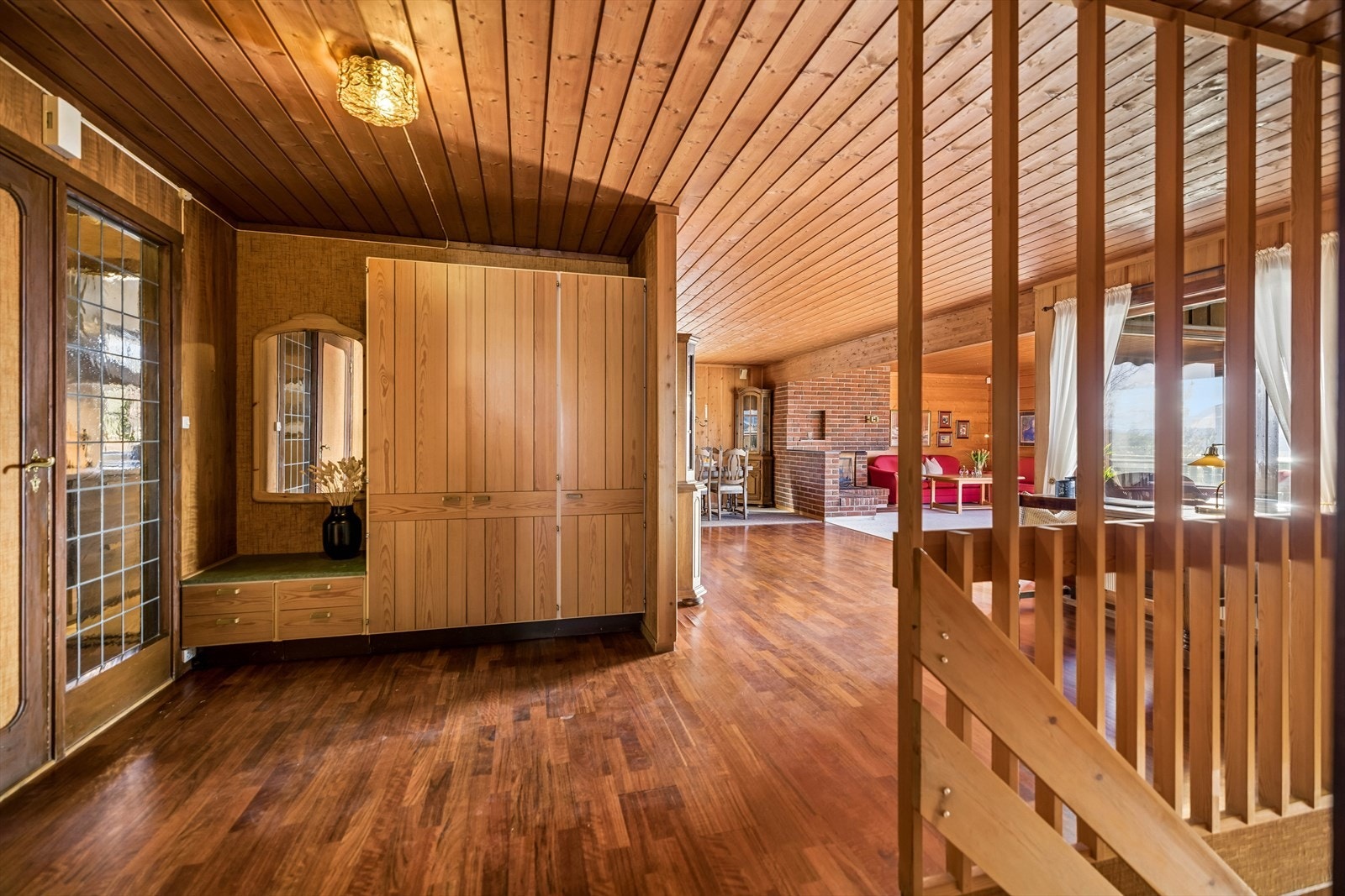 Romslig hall som binder sammen hovedetasjens sosiale soner og private rom. Galleribilde