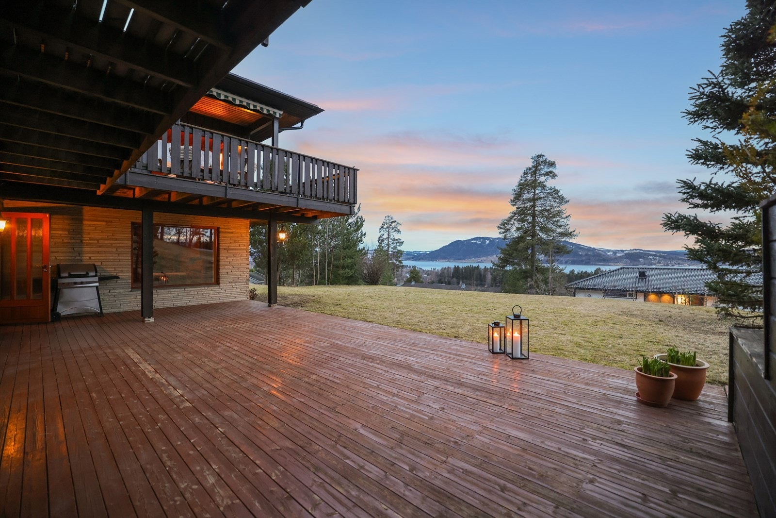 Fra sokkeletasjen er det utgang til en stor terrengplatting på 48 m². Galleribilde