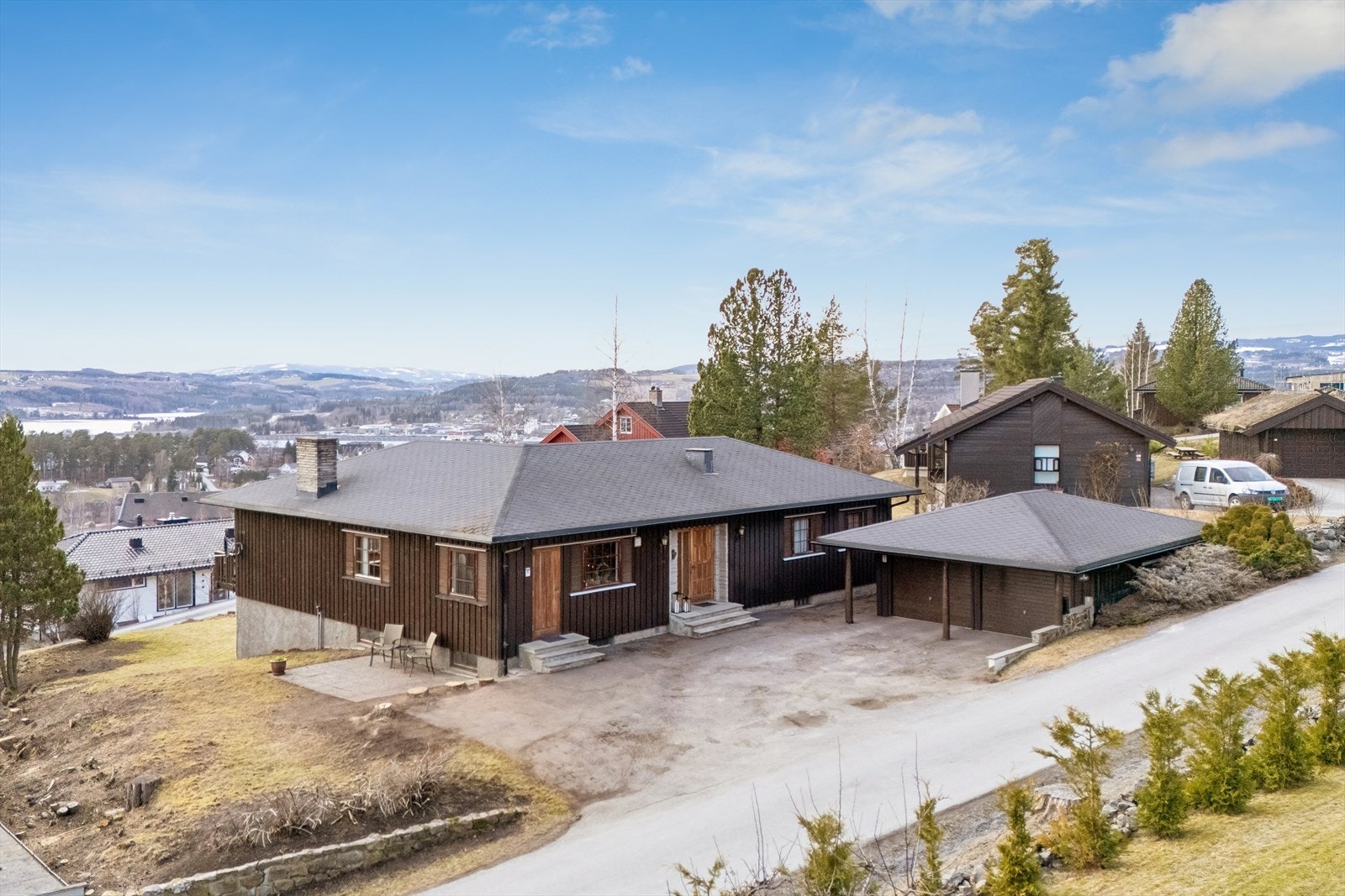 Beliggenheten er tilbaketrukket fra bykjernen, men med kort avstand til alt man trenger i hverdagen. Galleribilde