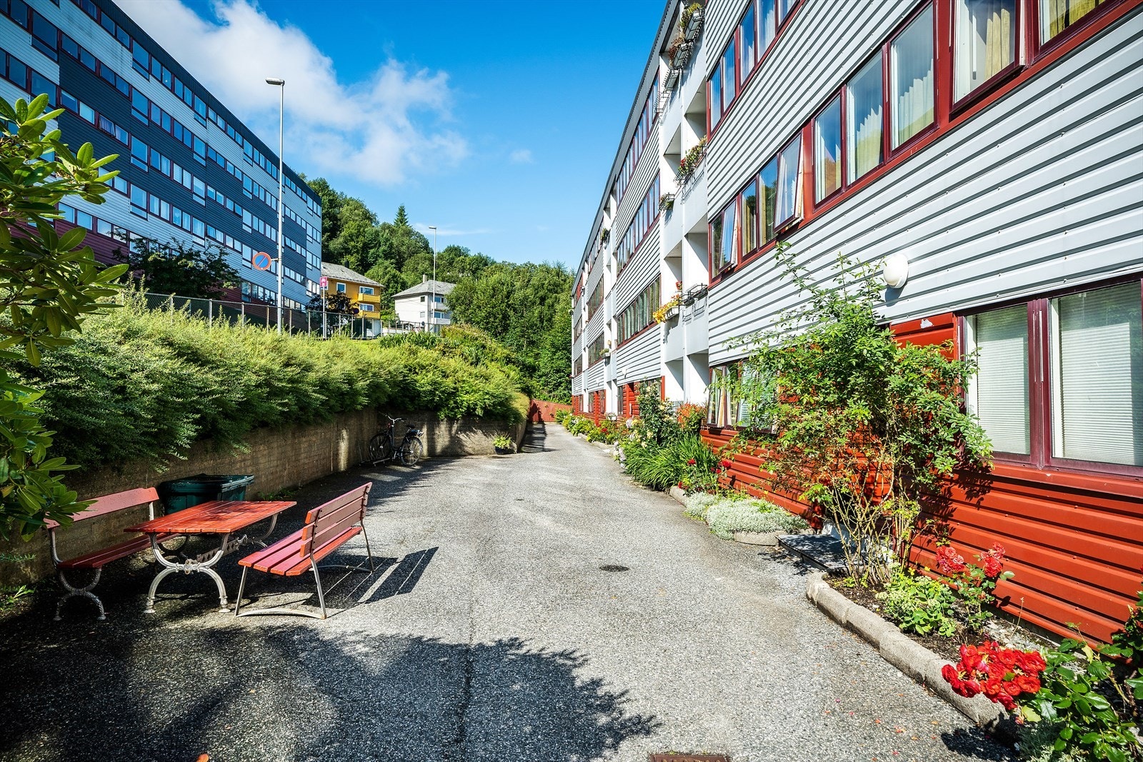 Alt i alt er dette en innbydende og funksjonell leilighet med gode kvaliteter, som vil passe godt for både førstegangskjøpere og de som ønsker en lettstelt bolig med sentral beliggenhet. Galleribilde