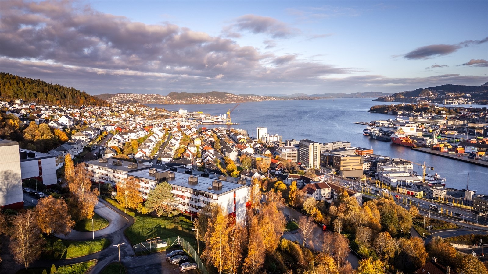 Leiligheten ligger fint til i Frydenbølien på Gyldenpris med flotte utsiktsforhold og kort vei til de fleste hverdagsfasilitetene. Her bor man sentralt i et unikt bomiljø som appellerer til mennesker i alle aldre og livssituasjoner. Galleribilde