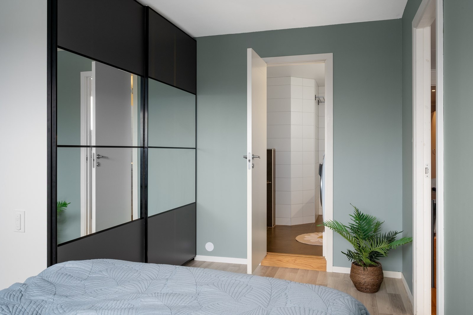 Fra soverommet er det enkel tilkomst til badet. Galleribilde