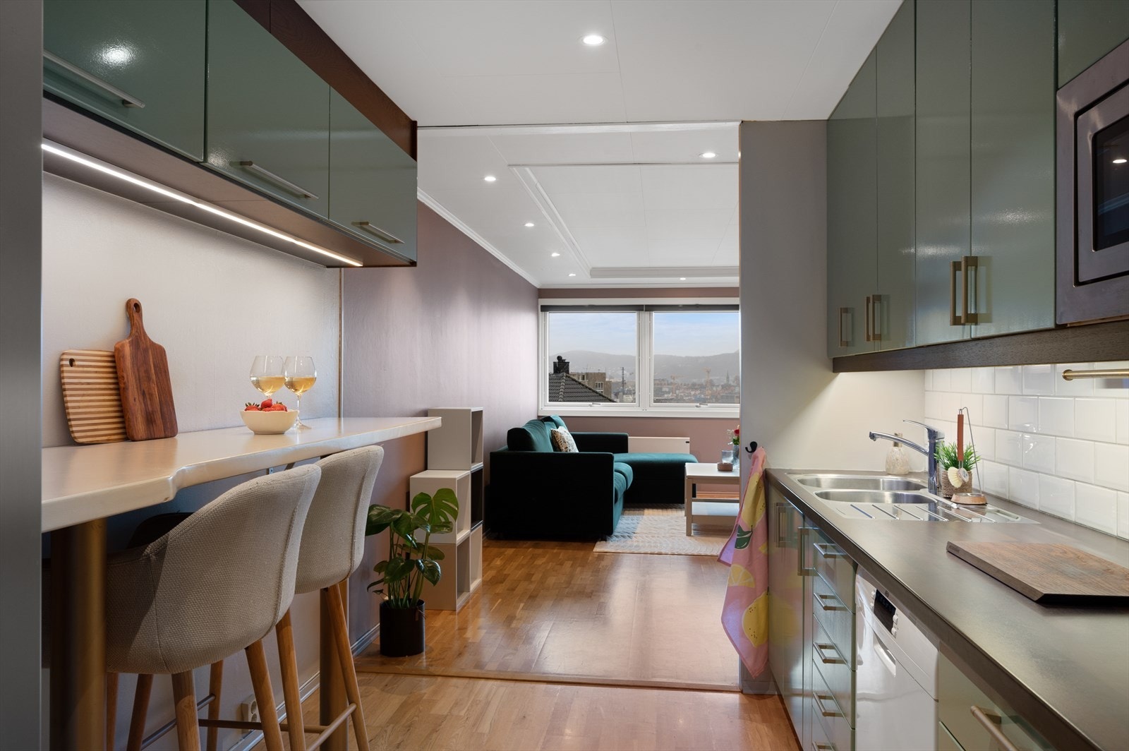 Kjøkkenet har en praktisk utforming og har rikelig med skap- og benkeplass. Galleribilde