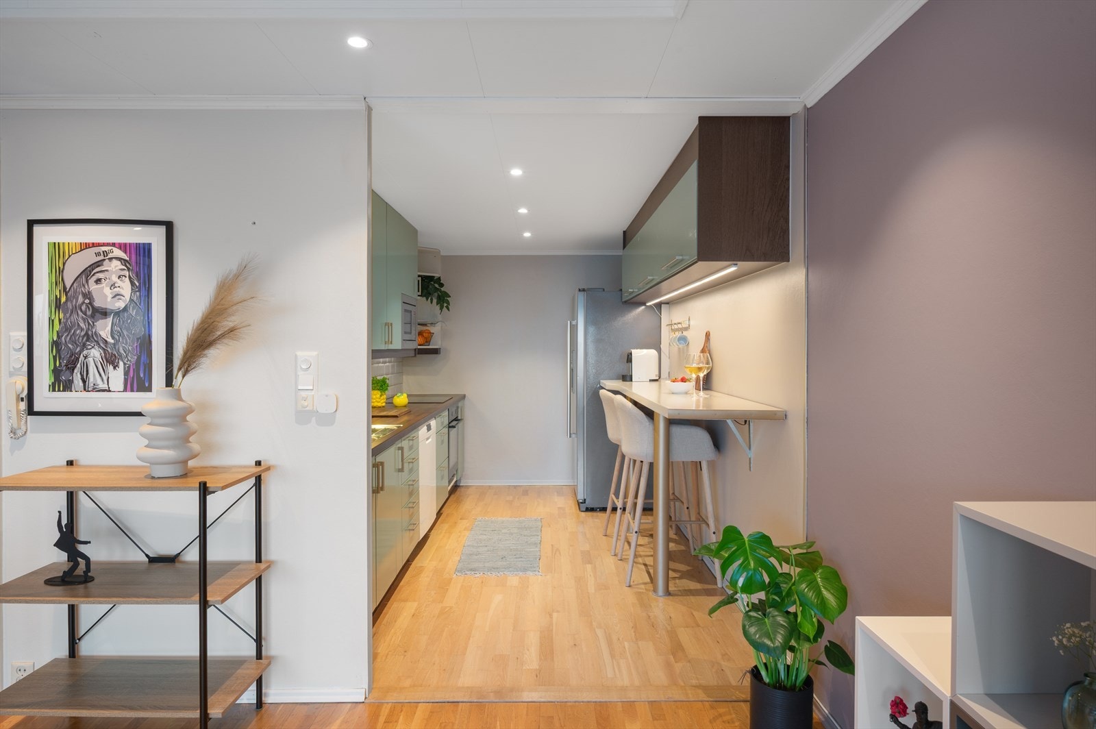 Det er åpen løsning mellom stue og kjøkken, med en naturlig inndeling av de ulike sonene. Galleribilde