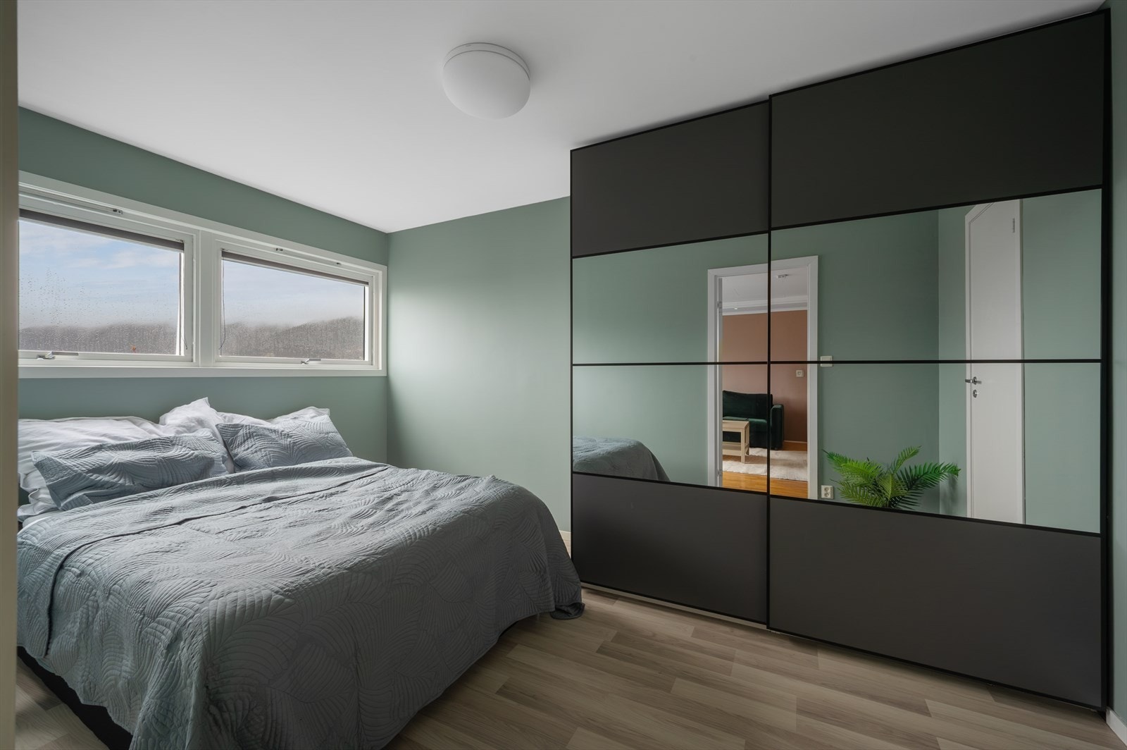 Soverommet er på romslige 11,1 m² - Her er det innredet med en stor skyvedørsgarderobe, og det er god plass til dobbeltseng og annen innredning. Galleribilde