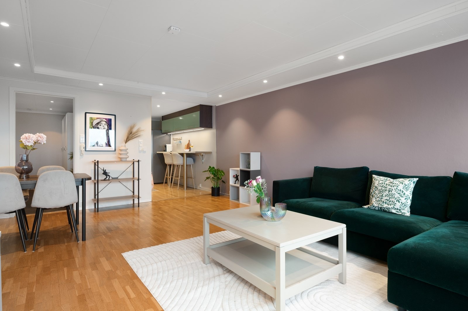 Downlights i stue, kjøkken og gang ble skiftet i 2022. Galleribilde