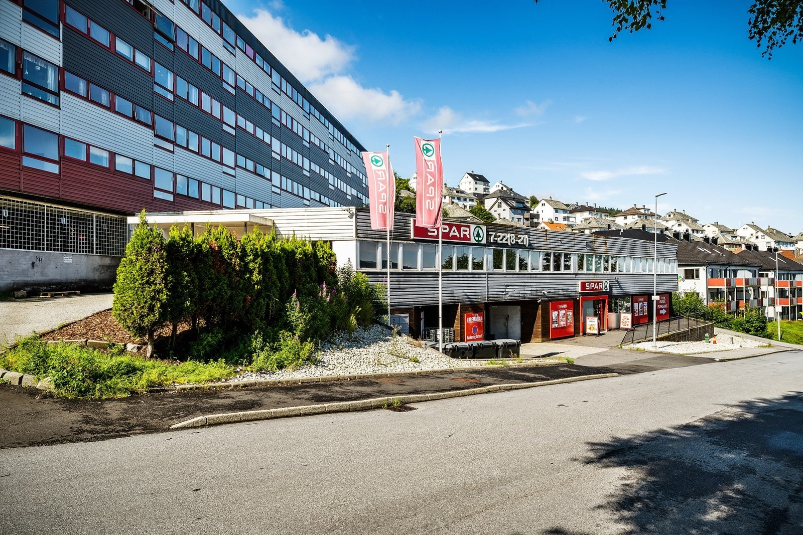 Av dagligvarebutikker finner du Spar Karsenfryd i samme bygg. Det er også kort vei til Rema 1000 Gyldenpris. Galleribilde