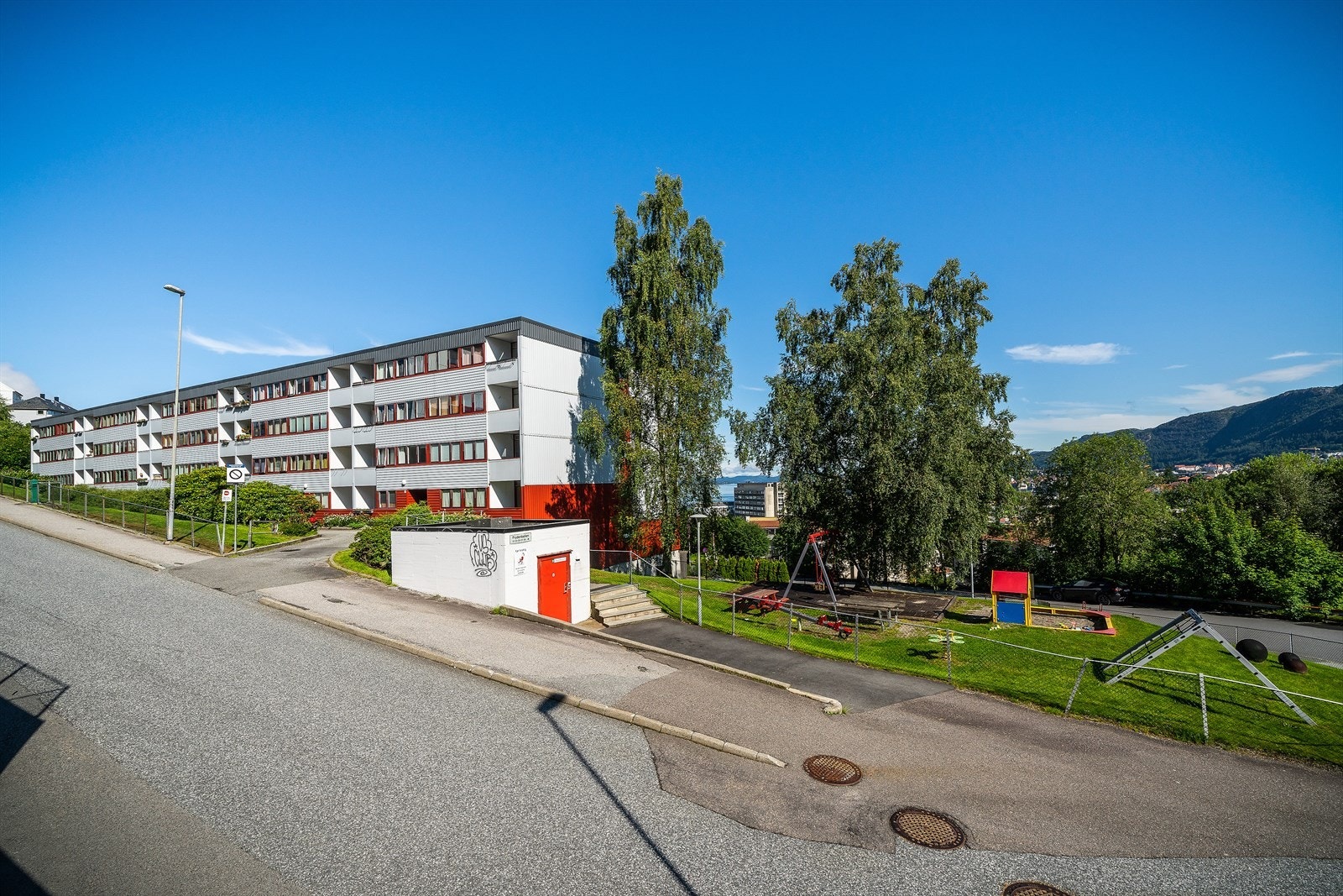 Borettslaget har flotte felles uteområder, med blant annet grøntarealer og lekeplasser. Galleribilde