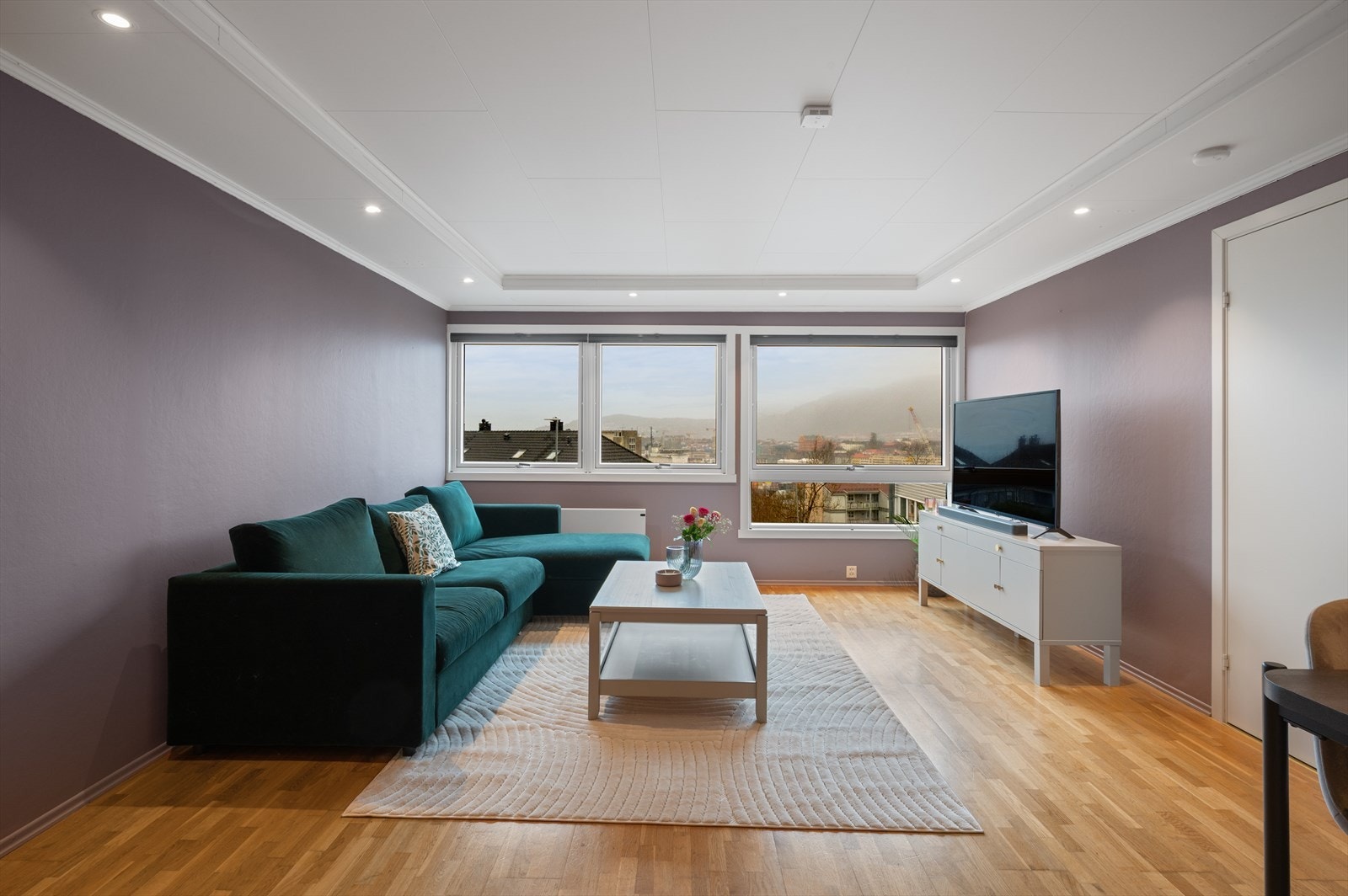 De store vindusflatene slipper inn rikelig med naturlig lys og bidrar til en luftig og behagelig atmosfære. Galleribilde