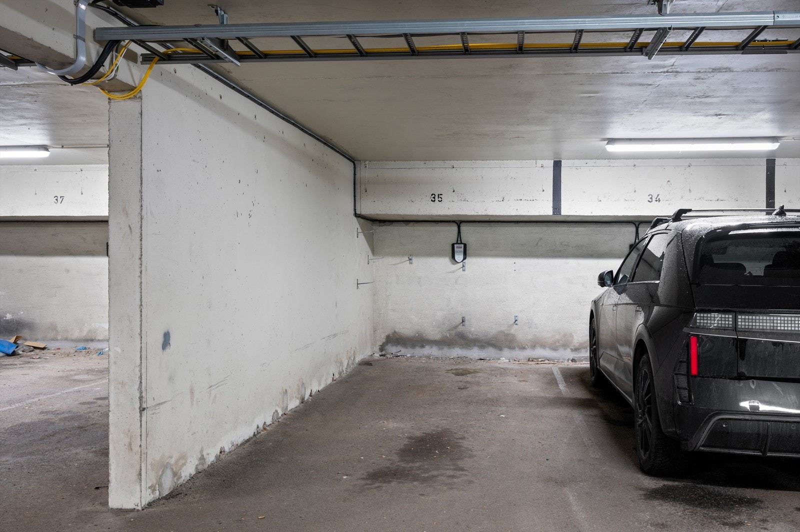 Med leiligheten følger det egen parkeringsplass i felles garasjeanlegg. Det er klargjort for montering av elbillader. Borettslaget har også gjesteparkering. Galleribilde