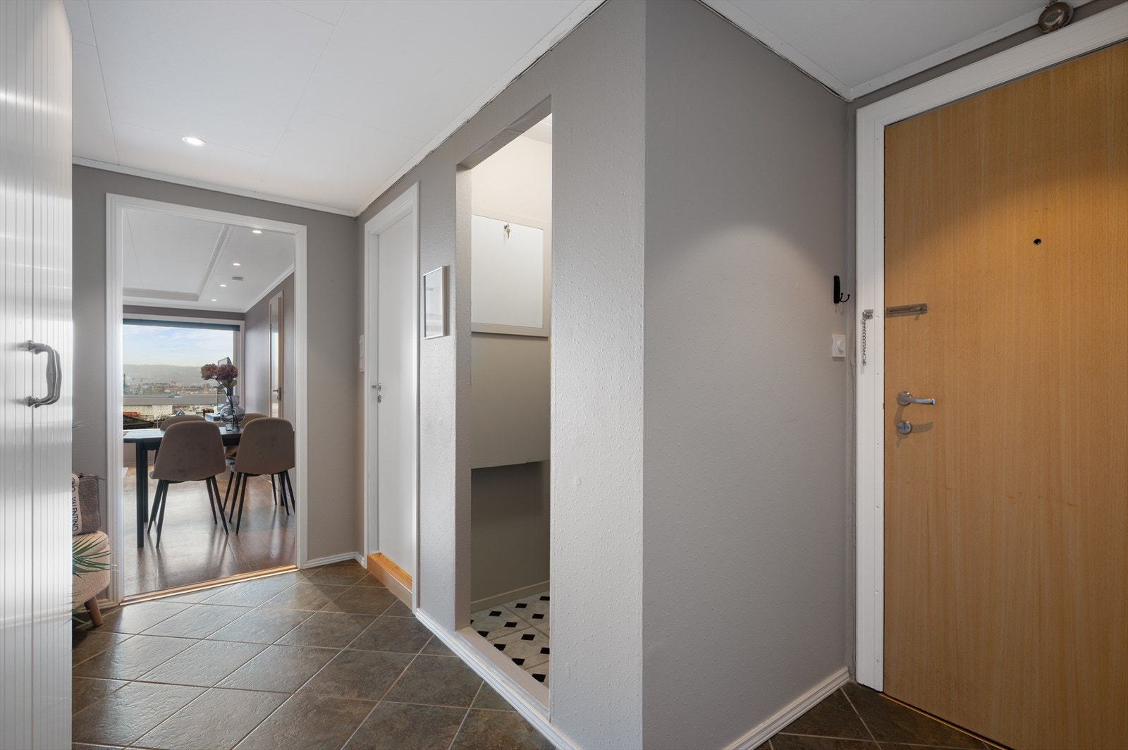 Velkommen inn - Lys og romslig entré! Galleribilde