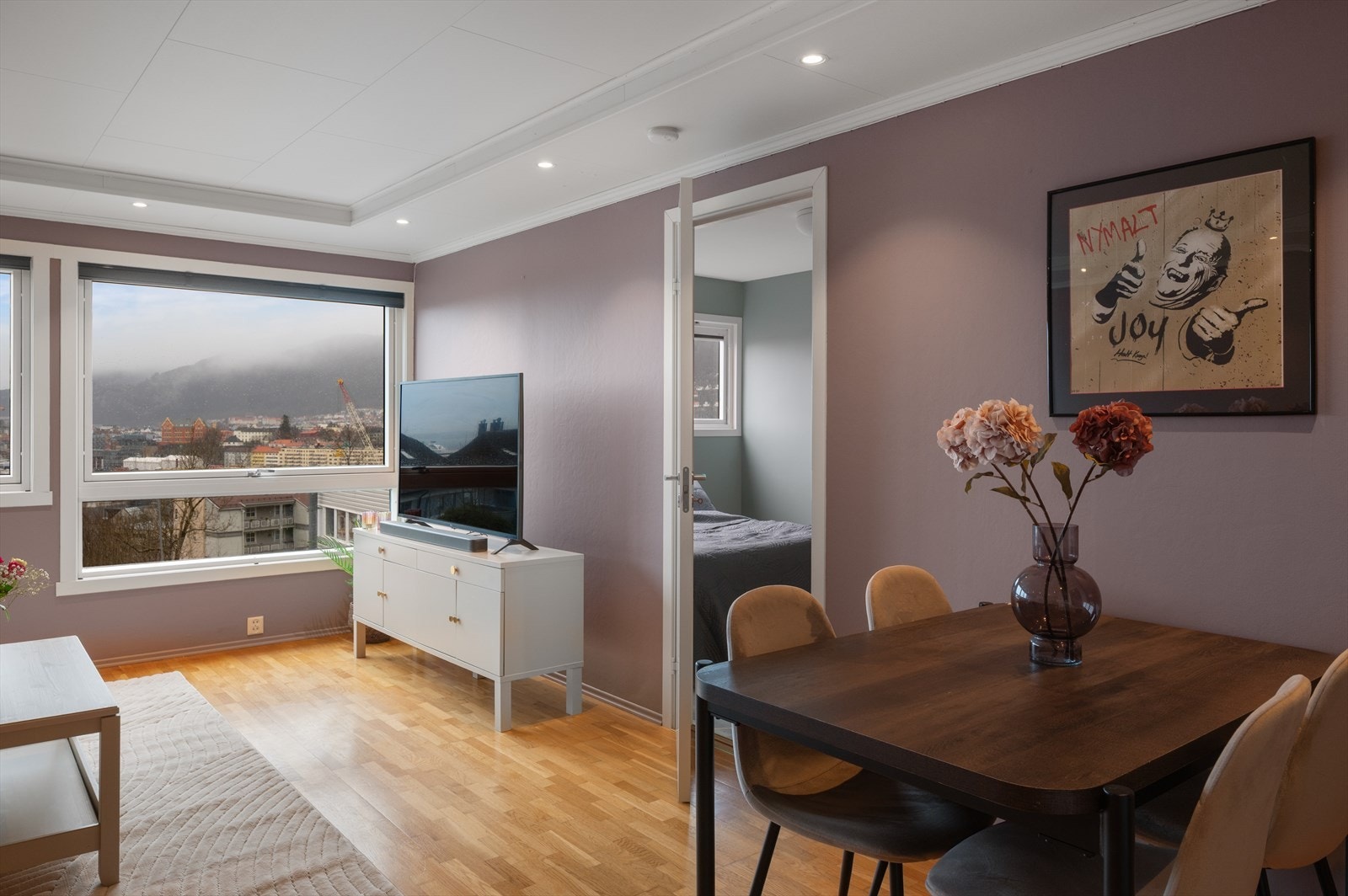 Fra stuen er det tilkomst til soverommet. Galleribilde