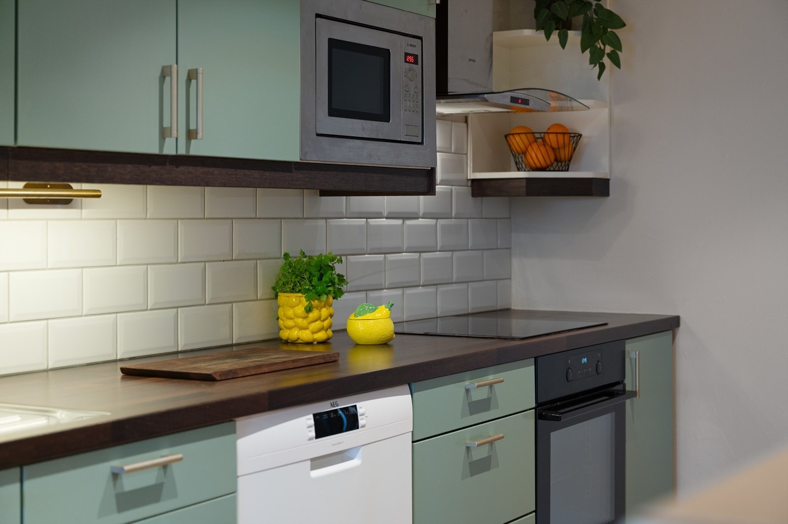 Kjøkkenet er innredet med kjøl/fryseskap, oppvaskmaskin, stekeovn, platetopp og micro. Galleribilde