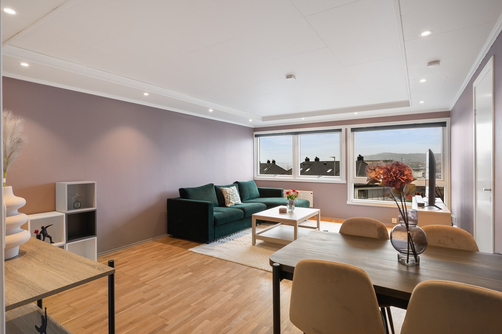 En lys og luftig 2-roms leilighet med god standard og fast garasjeplass med opplegg for elbil-lading. Galleribilde