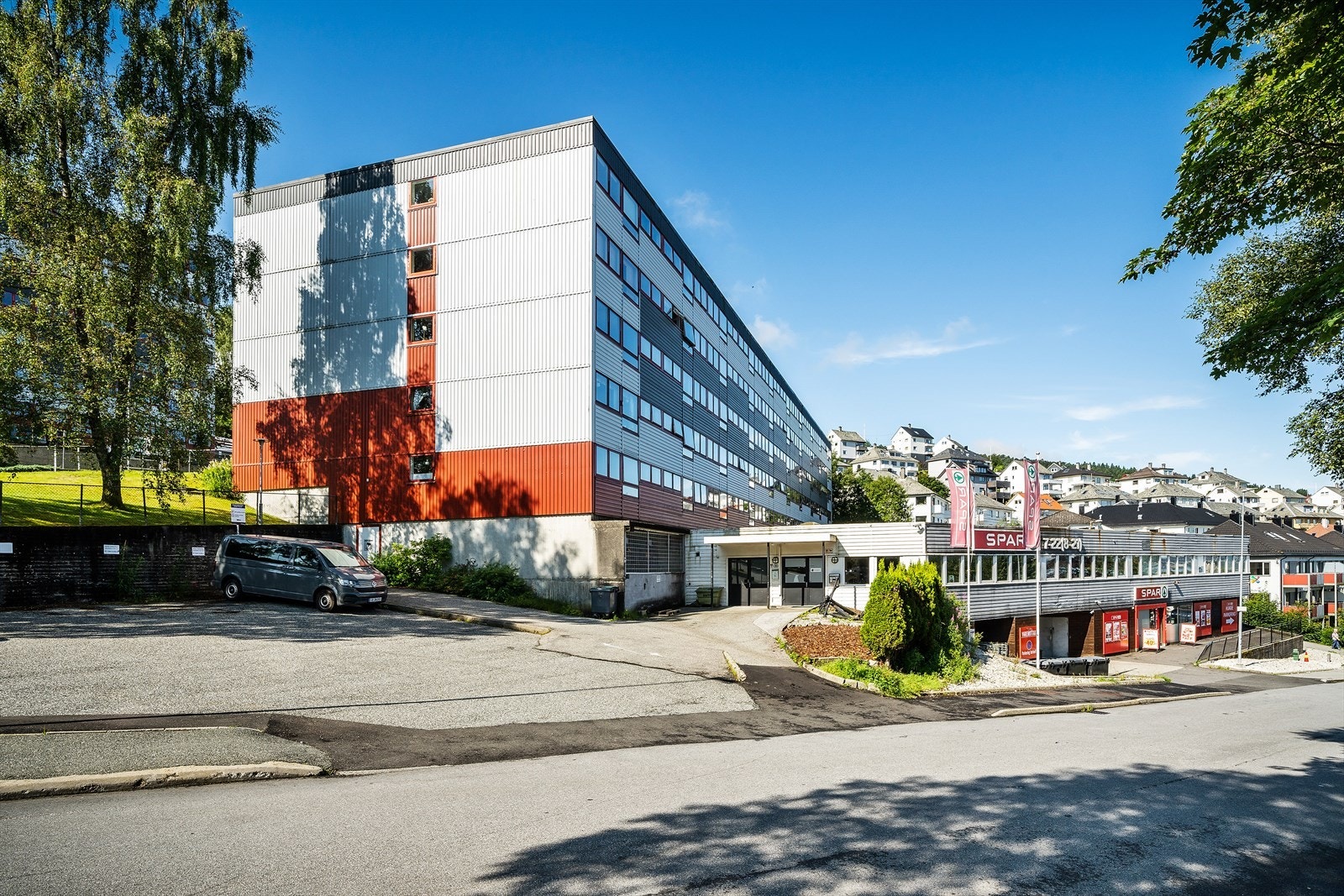 Her har man de fleste fasiliteter en kort spasertur unna, tilrettelagt for en enkel hverdag. Galleribilde