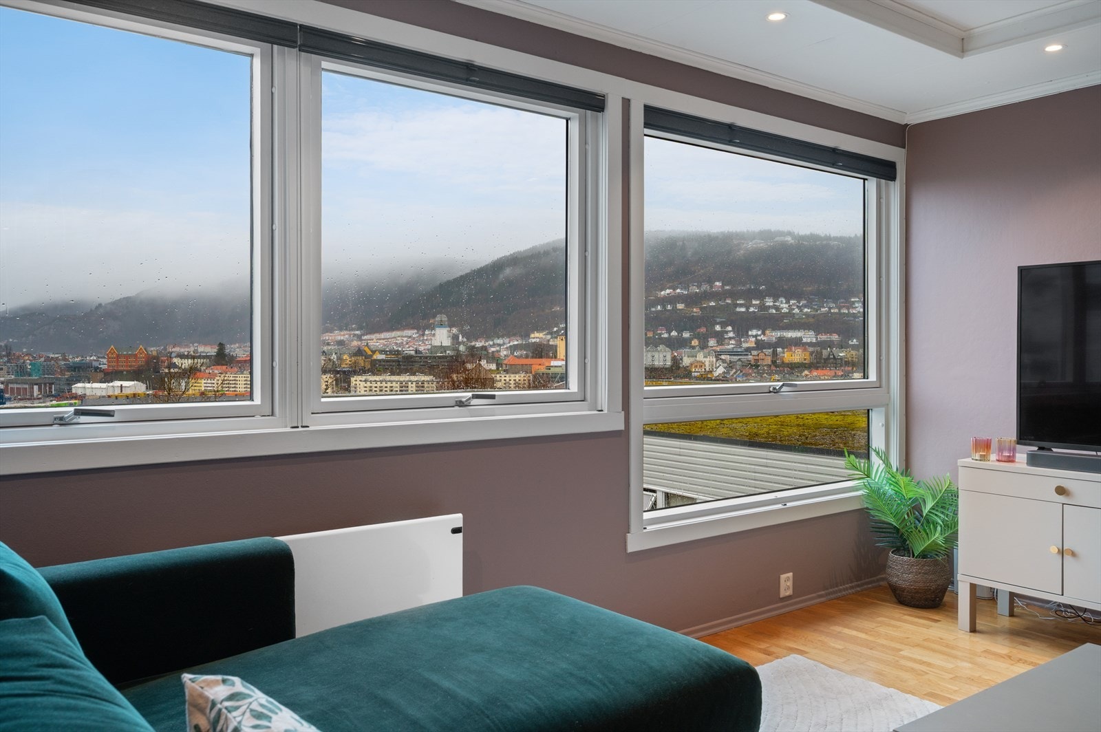 Her kan flott utsikt mot fjorden og byfjellene nytes fra sofakroken. Galleribilde
