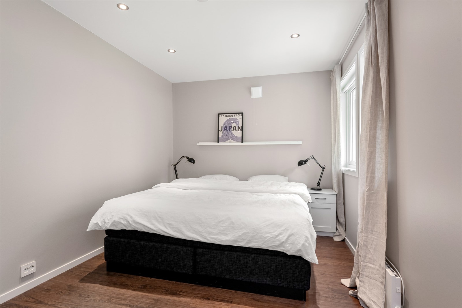 Hovedsoverommet har laminat på gulvet og LED-spotter i taket. Galleribilde