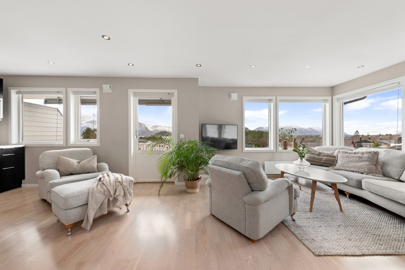 Det store allrommet for stue og kjøkken måler totalt 44 m², og gir en luftig og sosial sone Galleribilde