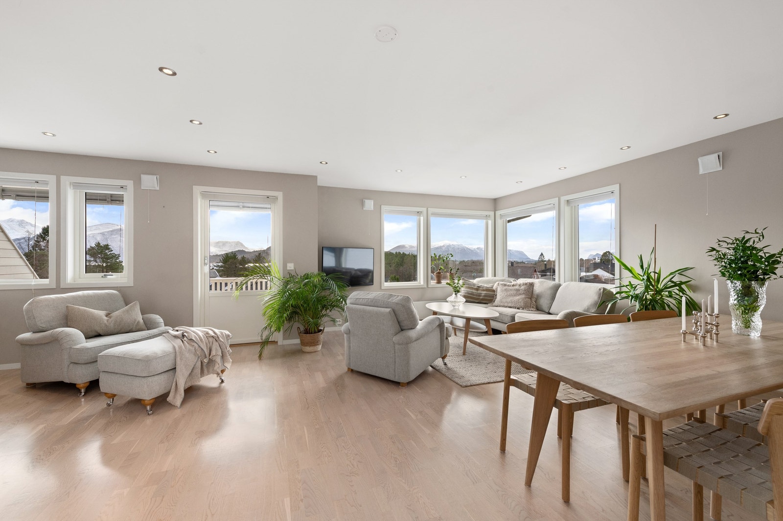 Stor åpen stue og kjøkkenløsning med god plass til både sofagruppe og spisestue Galleribilde