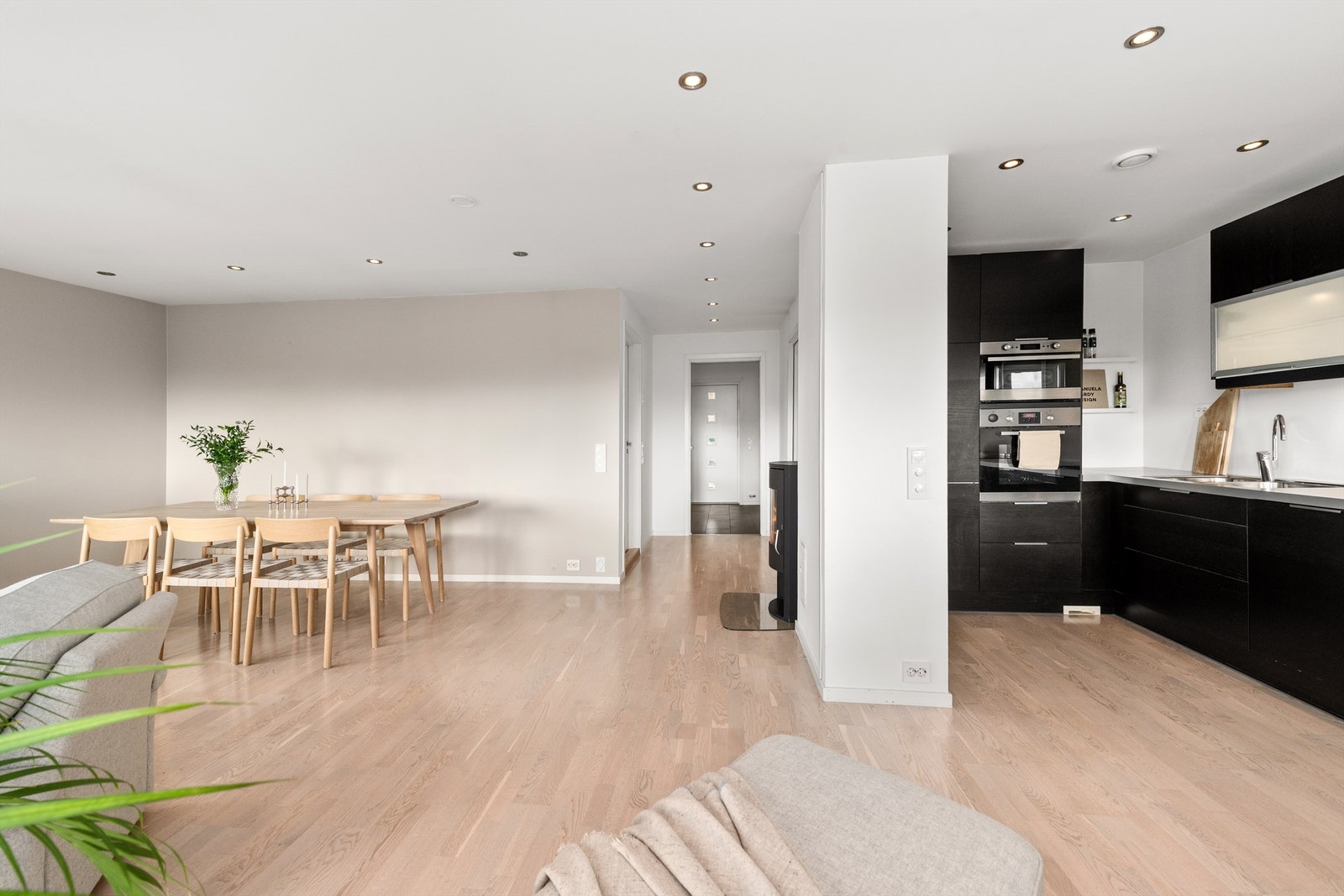 Fra stuen er det en naturlig overgang til gangen som leder til soverom, bad og vaskerom Galleribilde