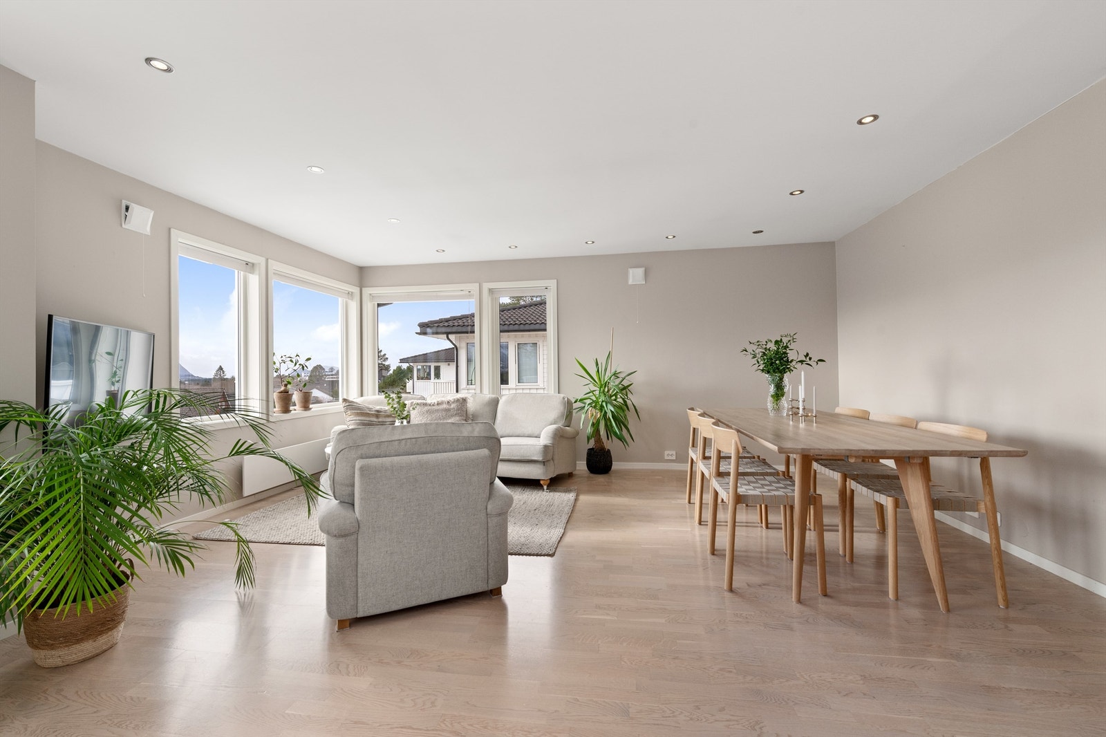 Den åpne løsningen gir god plass til en romslig spisestue i tilknytning til både stue og kjøkken Galleribilde