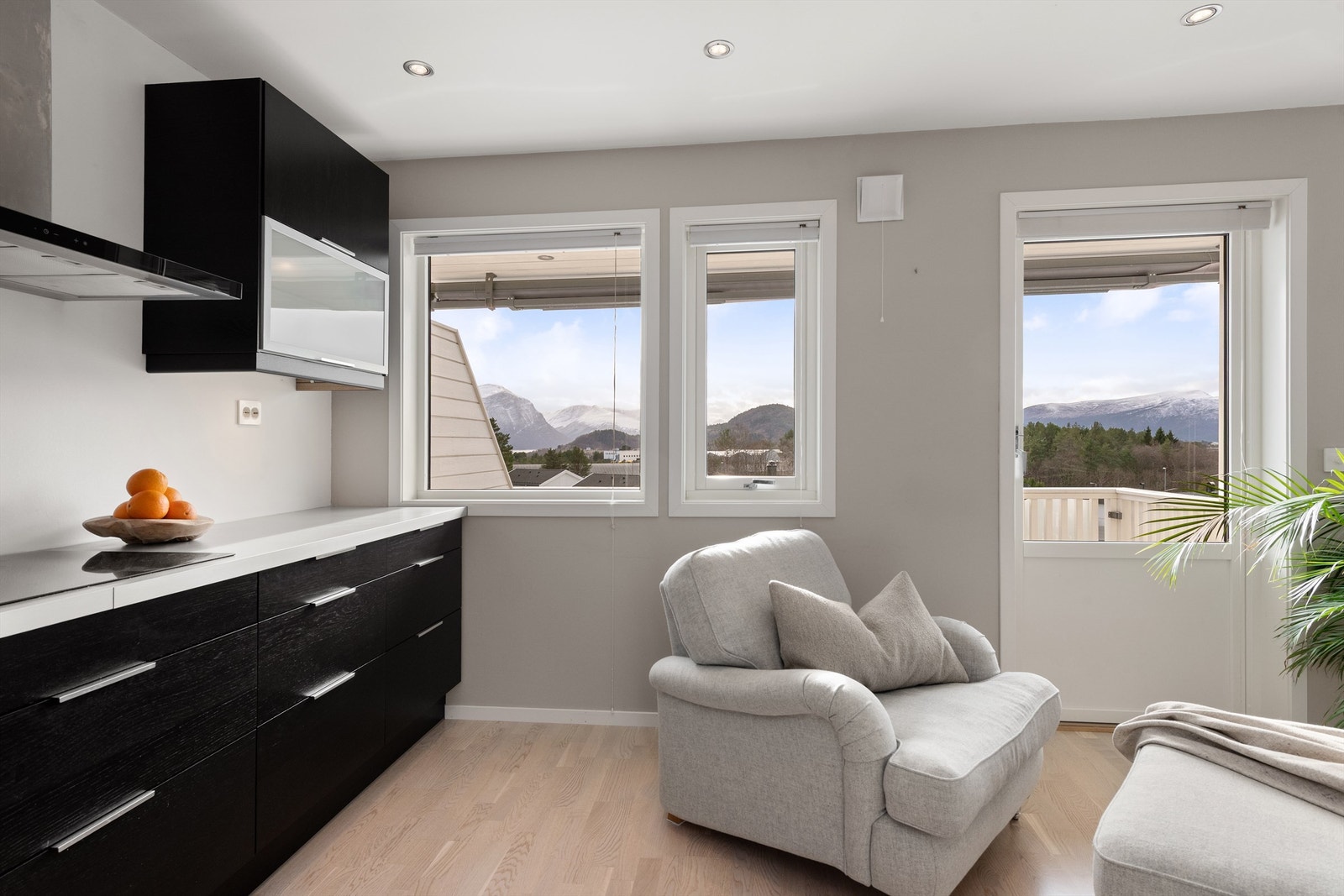 Det er også flott utsikt fra kjøkkenet Galleribilde