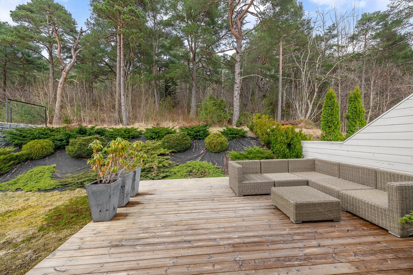 Terrassen er en usjenert og fin uteplass med god plass til en større loungegruppe. Galleribilde