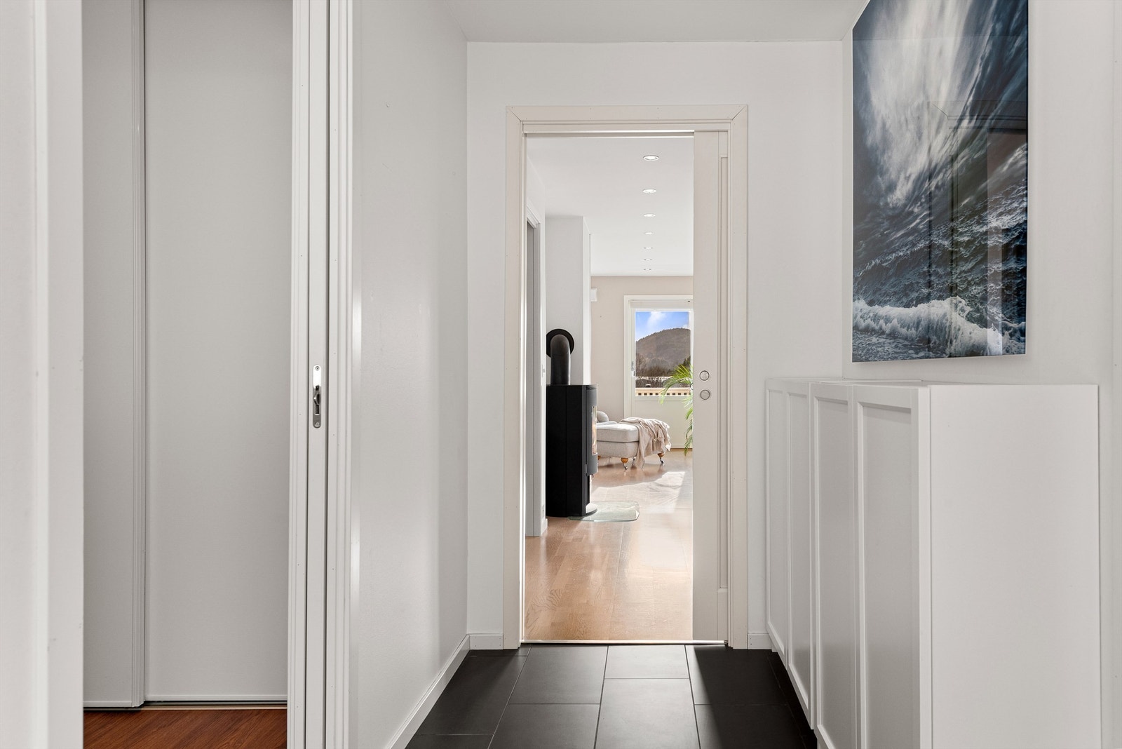 Entréen har flislagt gulv med gulvvarme - skyvedør til soverom 2 og til stue/kjøkken Galleribilde