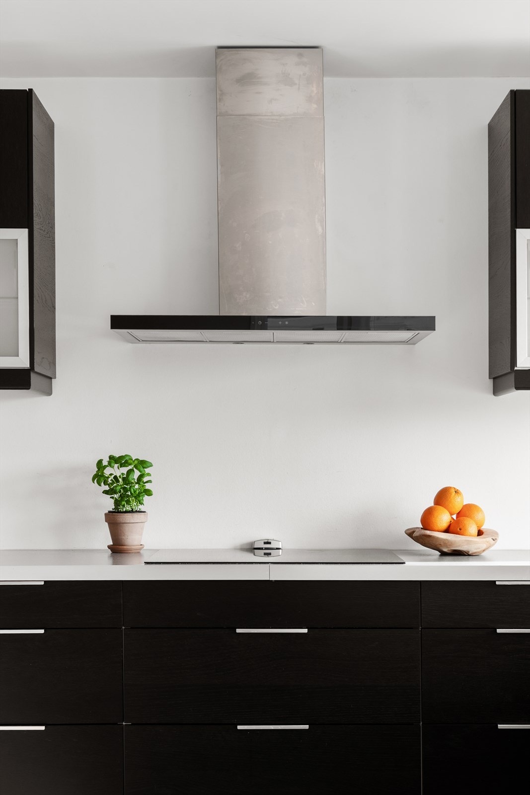 Induksjonstopp og vegghengt ventilator med komfyrvakt. Galleribilde