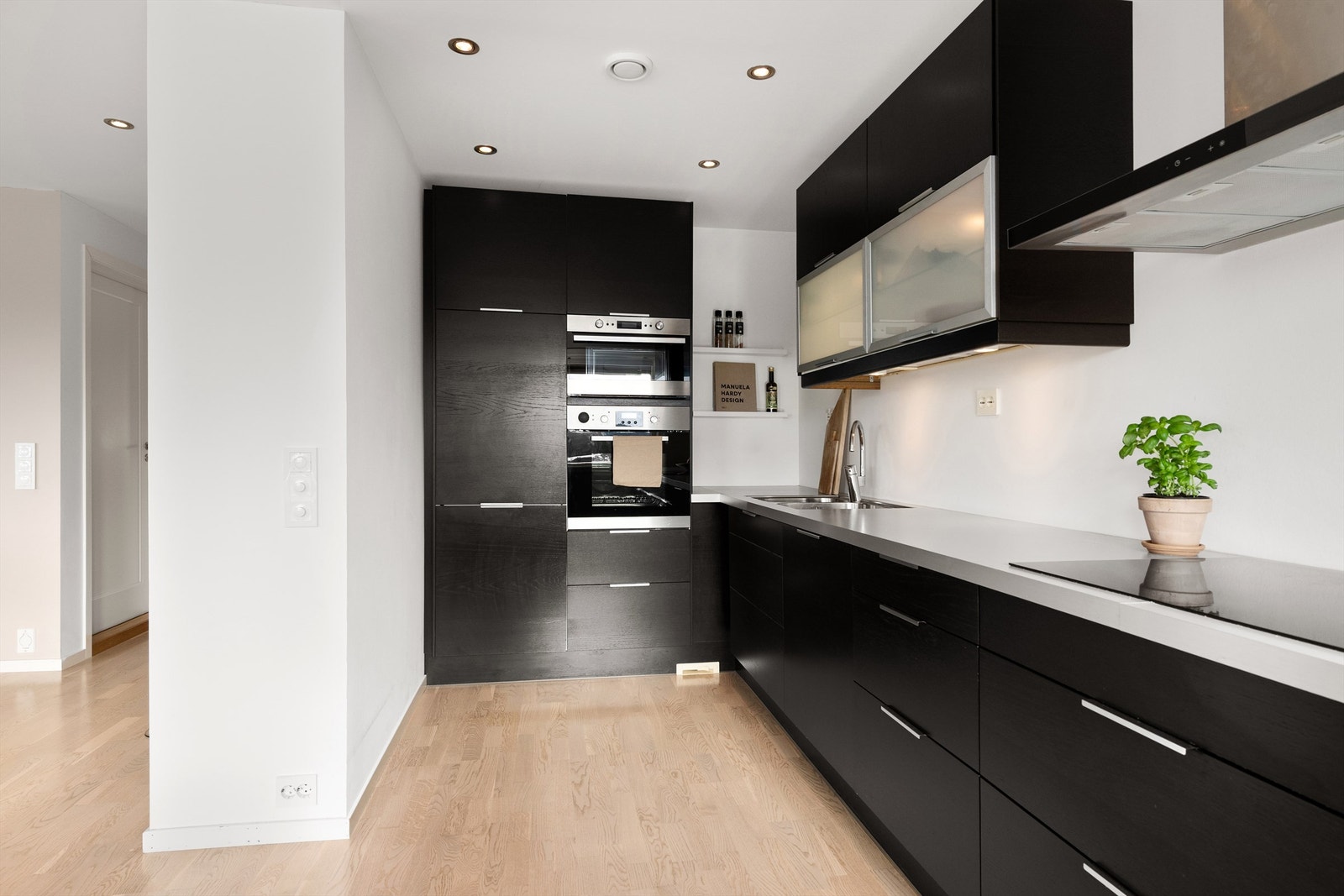 Rikelig med skap- og skuffeplass i både over- og underskap Galleribilde