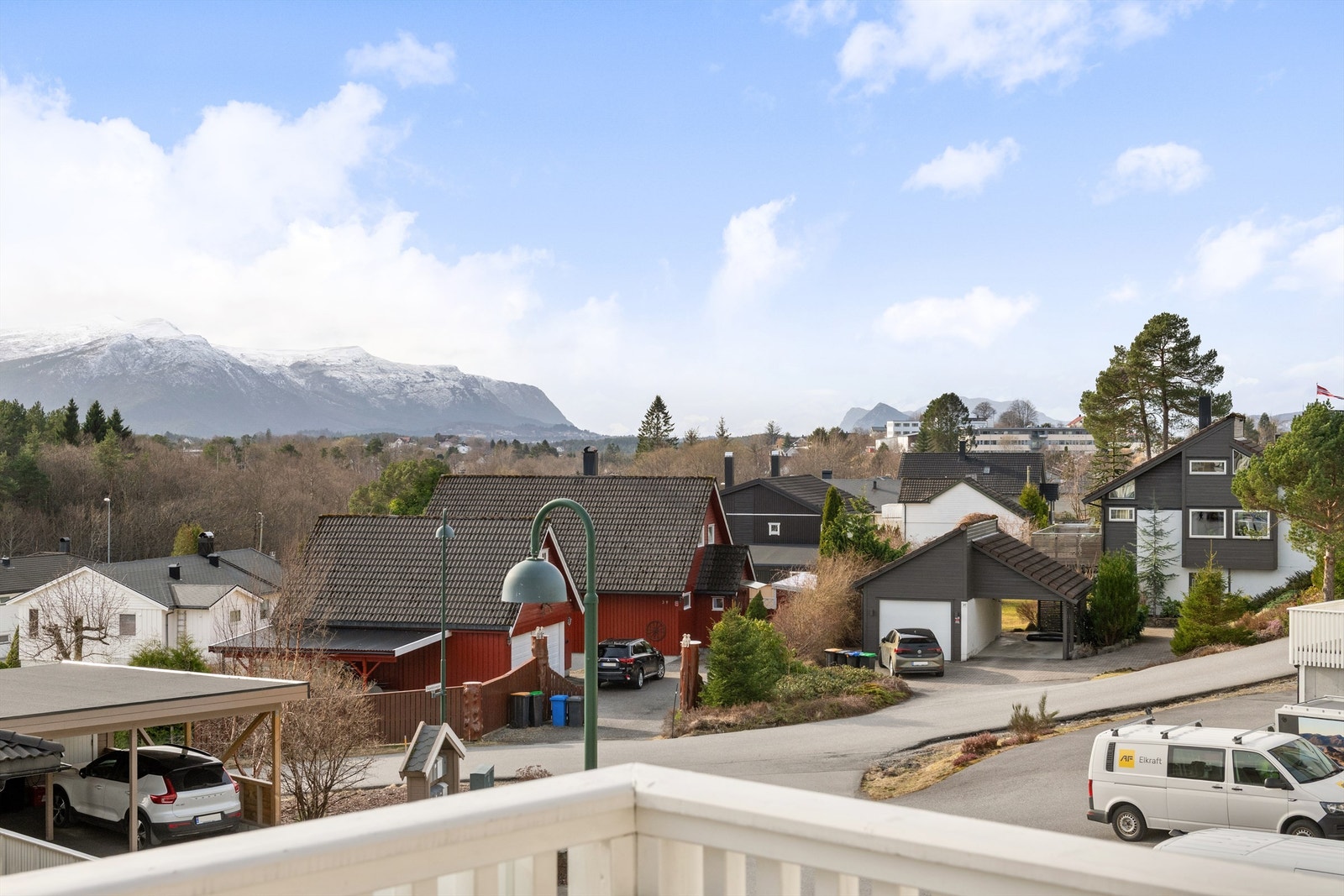 Det er gangavstand til Blindheim Butikksenter med dagligvare, apotek, legekontor og tannlege. Galleribilde