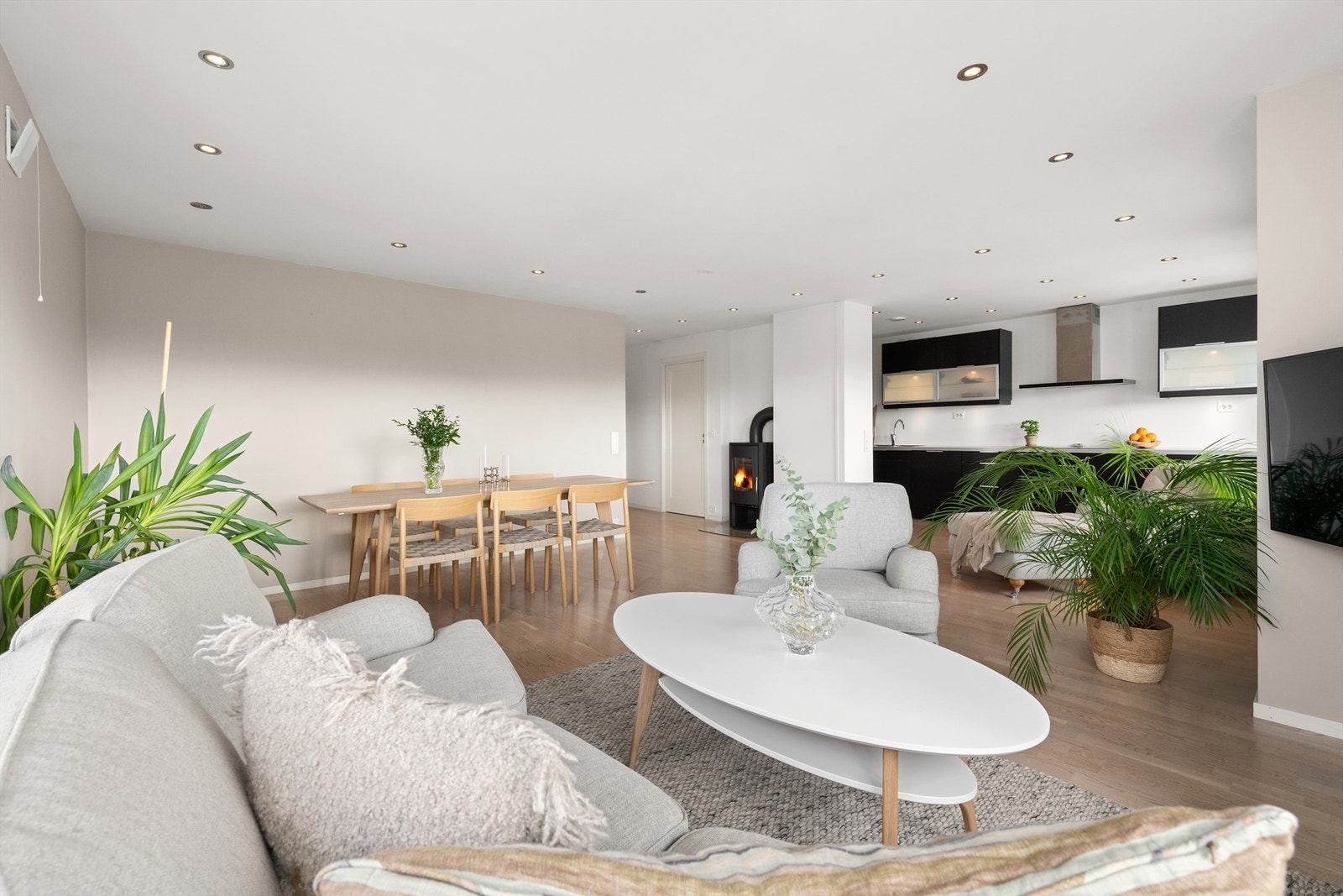 Fleksibel møblering er enkelt i det store, åpne oppholdsrommet Galleribilde