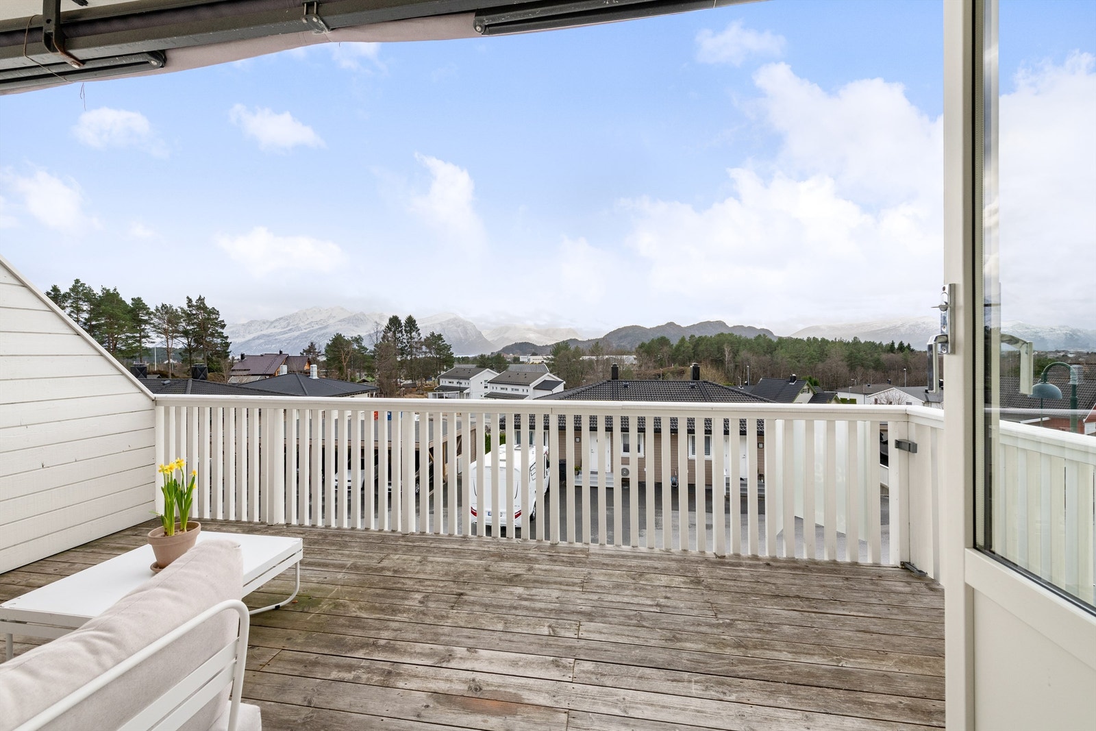 Den sydvestvendte balkongen byr på gode solforhold og markise Galleribilde