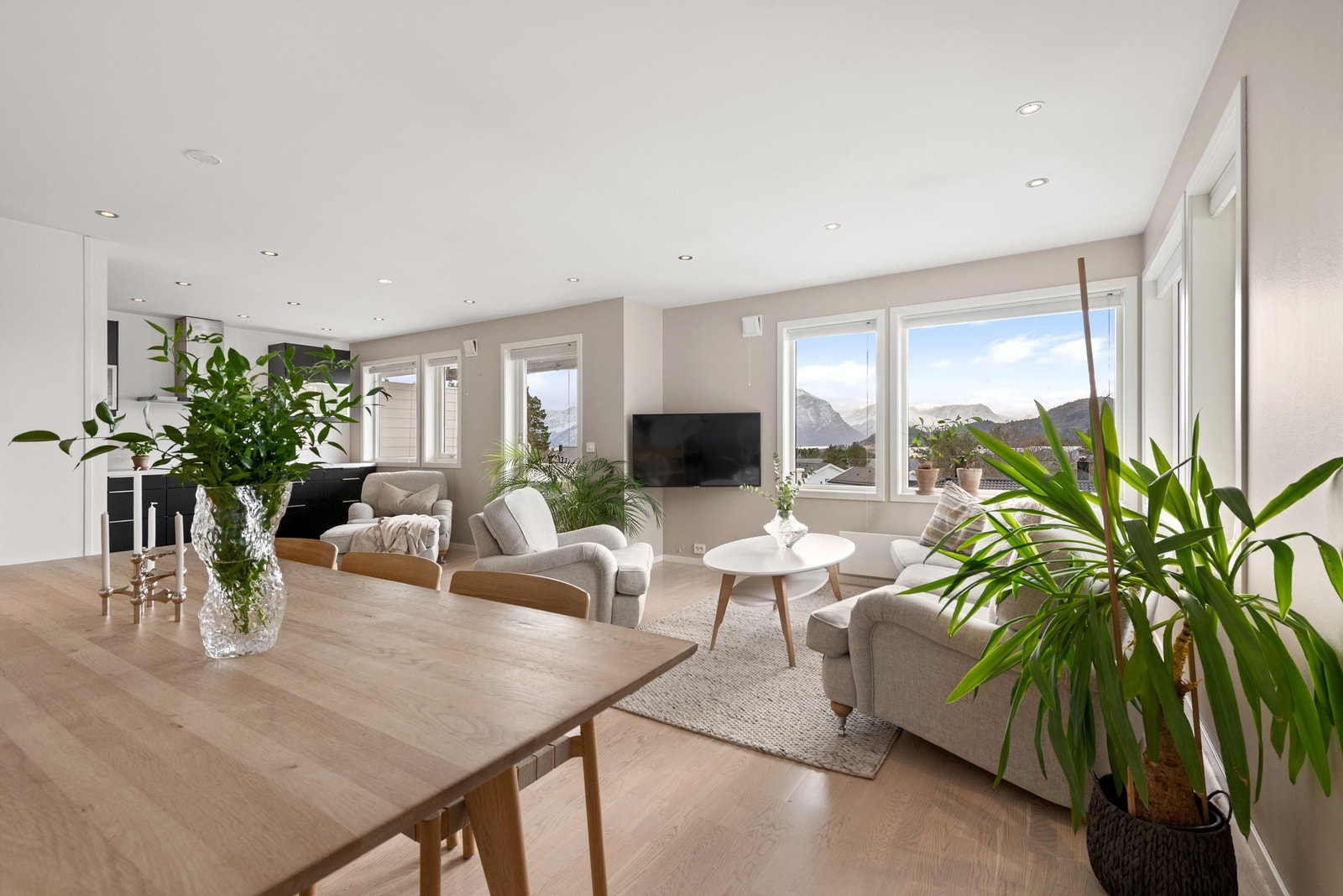 Gjennomgående parkett og malte veggflater binder sonene sammen på en helhetlig måte Galleribilde