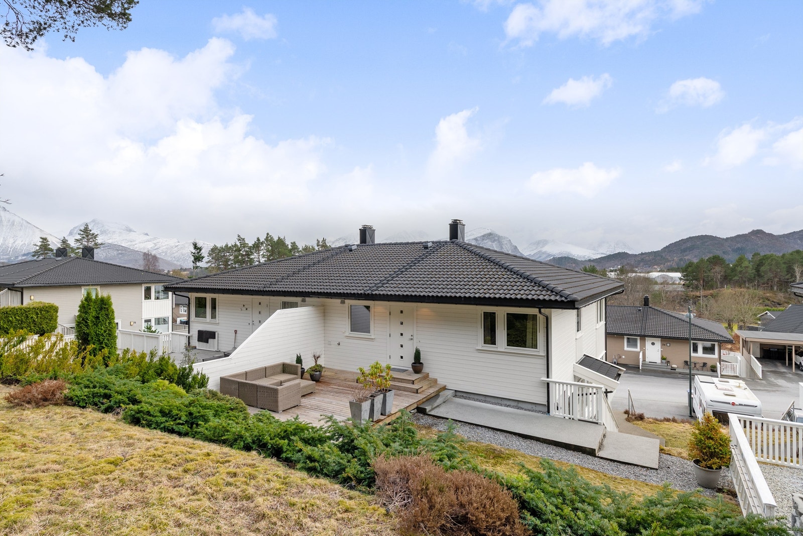 Bygget er fra 2011 og har fasader med liggende trekledning. Galleribilde